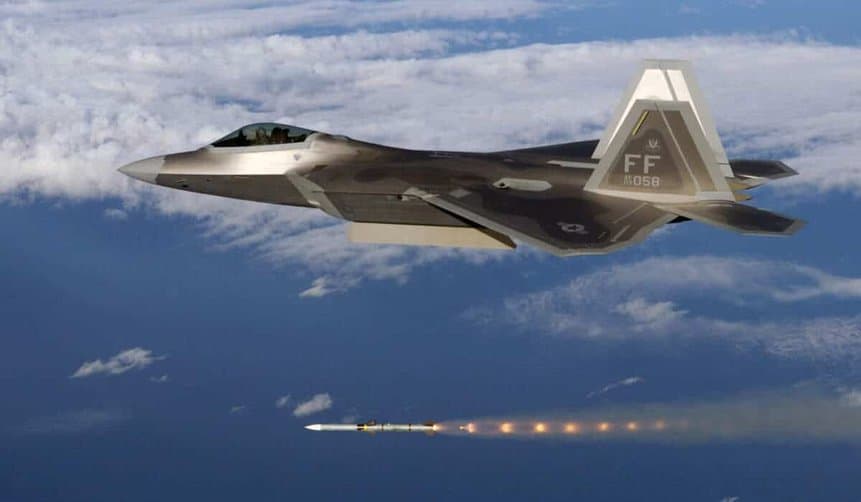 F-22 disparando um míssil ar-ar AIM-120 AMRAAM. Foto: USAF.