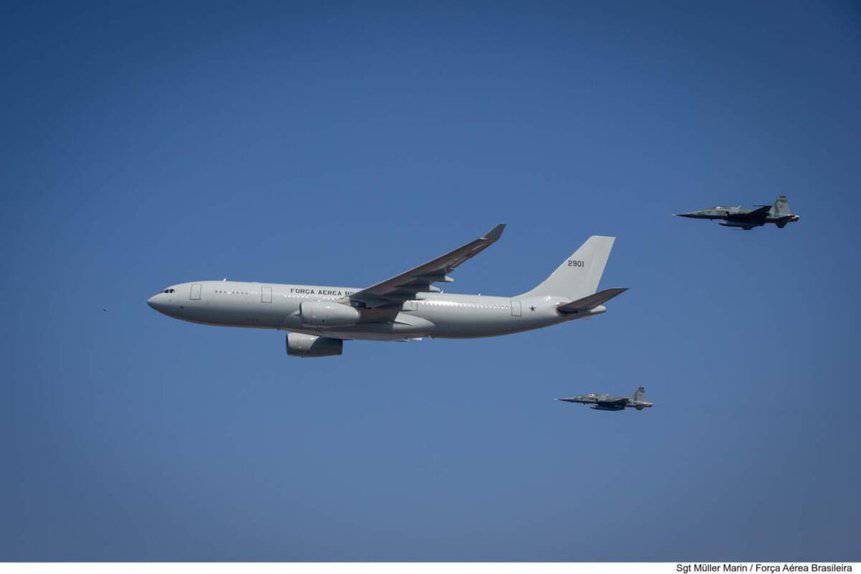Airbus A330 (KC-30) da FAB é escoltado por caças F-5EM. Contrato de conversão dos A330 da FAB será assinado ainda em 2023.