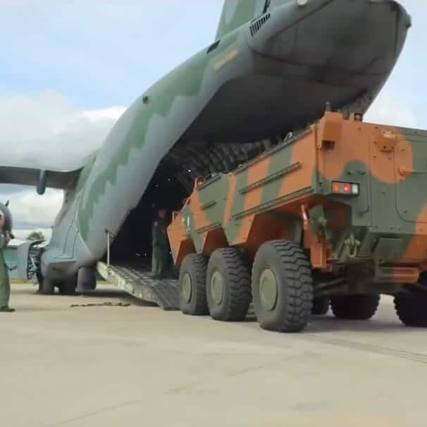 Blindado Guarani do Exército Brasileiro é carregado no KC-390 da FAB pela primeira vez