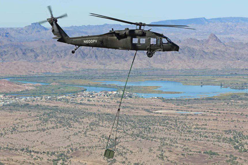Helicóptero Sikorsky S-70 UH-60 Black Hawk sem pilotos demonstra transporte de carga externa.