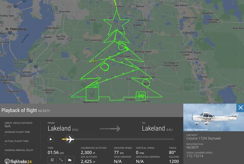 Avião desenha desenho Árvore de Natal voo