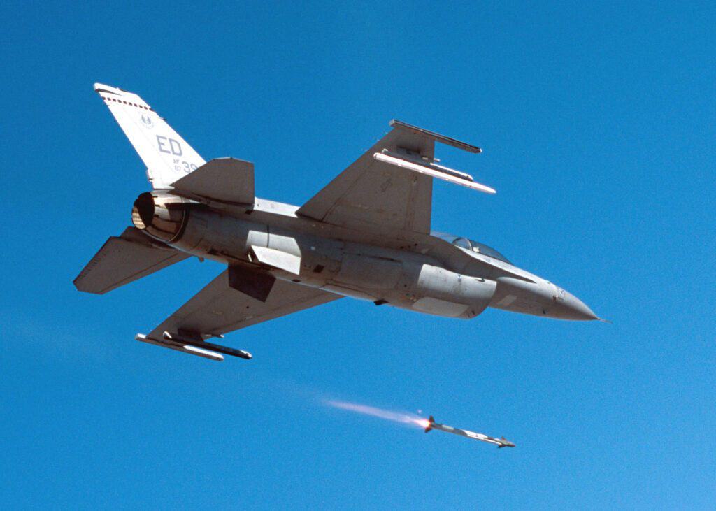 Caça F-16 Fighting Falcon disparando um míssil ar-ar AIM-9X Sidewinder, o mesmo usado para derrubar uma série de OVNIS e um balão chinês nos Estados Unidos e no Canadá. Foto: USAF.