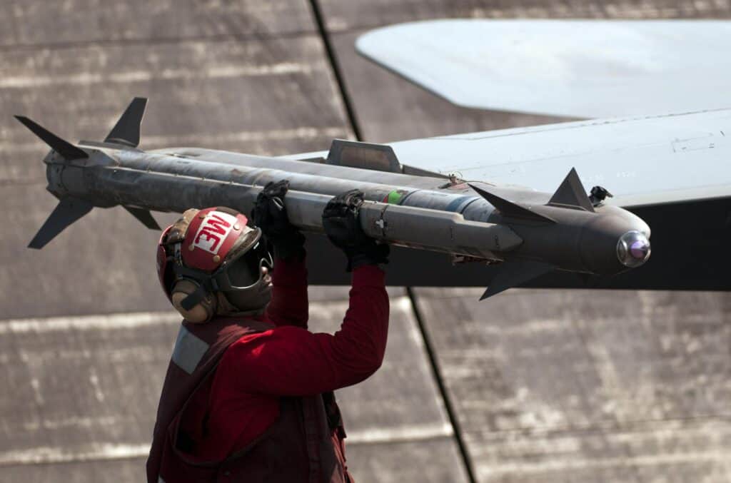 Mísseis AIM-9X Sidewinder foram usados por caças F-22 Raptor e F-16 Viper para derrubar OVNIs nos Estados Unidos e Canadá. Foto: Marinha dos EUA.