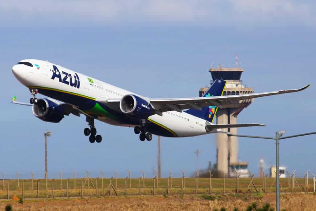 Avião Azul Campinas aeroporto Finanças reestruturação financeira 2023 ano prêmios reconhecimento sustentabilidade bolsa