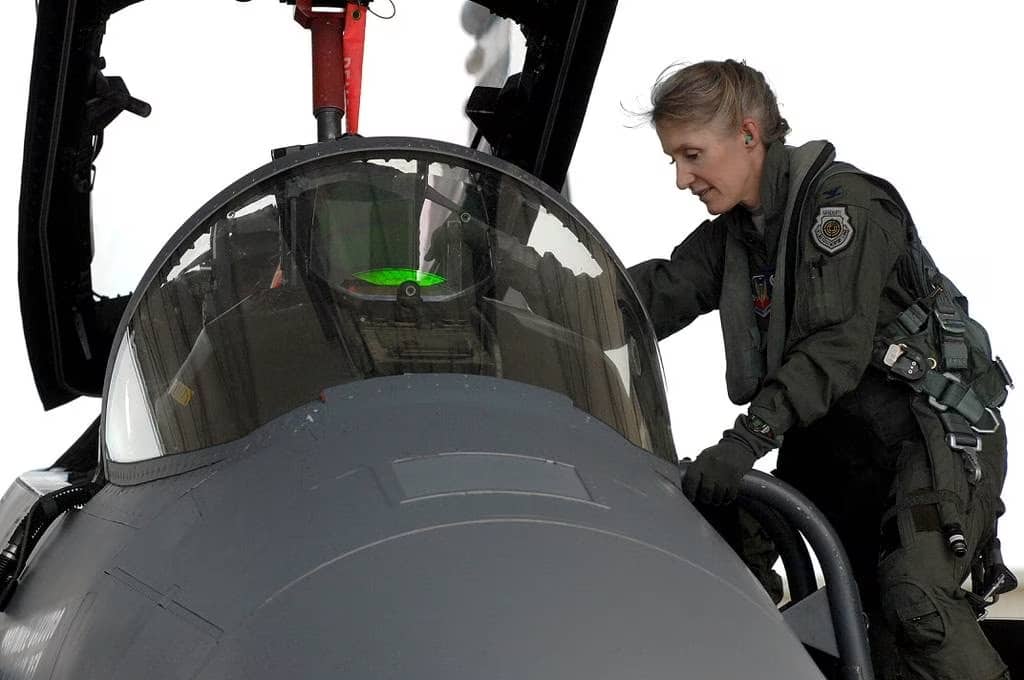 A Major General Jeannie Leavitt, primeira mulher a pilotar caças nos Estados Unidos, conclui sua carreira de 31 anos na Força Aérea. Foto: USAF.