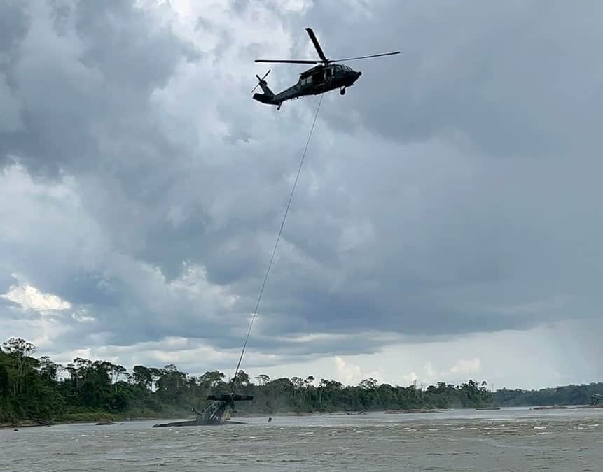 Helicóptero Black Hawk foi usado para "rebocar" aeronave C-98 Grand Caravan até às margens do rio em Roraima. Foto via redes sociais.
