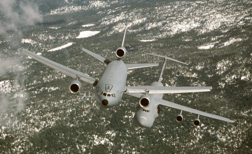 Em missão inédita, cargueiro C-5 Galaxy transferiu combustível para um avião-tanque KC-10 Extender por meio de reabastecimento em voo reverso. Foto: Força Aérea dos EUA (imagem ilustrativa).