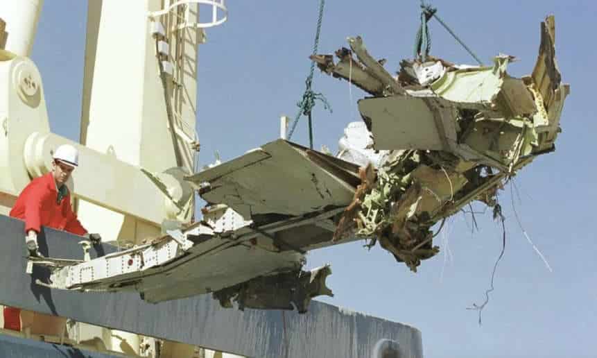Boeing 737-300 foi danificado no mar minutos após sua decolagem, em 3 de janeiro de 2004. AFP/Amero Maraghi