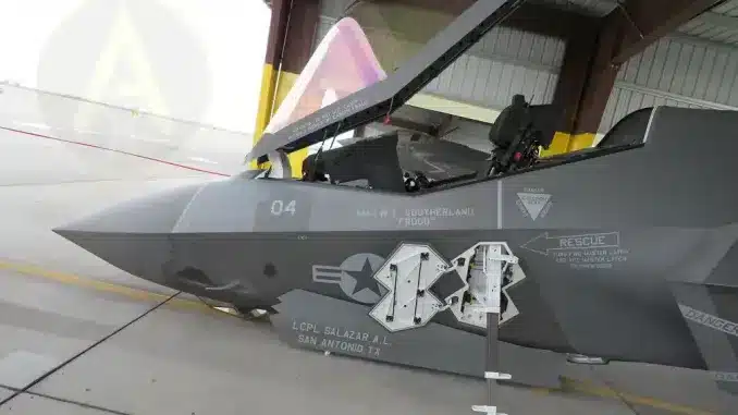 Caça stealth F-35C teve colapso no trem de pouso dianteiro. Foto via The Aviationist.