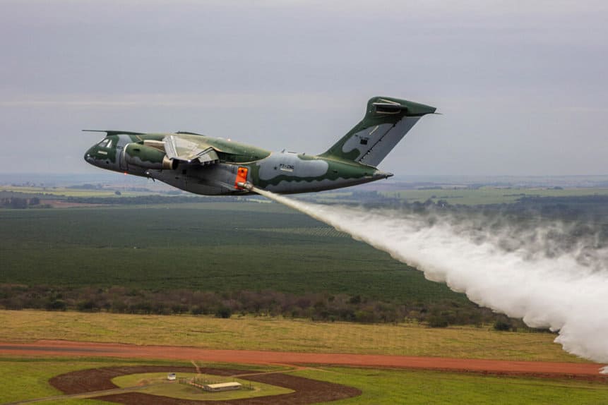 KC-390 durante testes com o sistema de combate a incêndios florestais MAFFS II. Foto: Embraer/Divulgação.