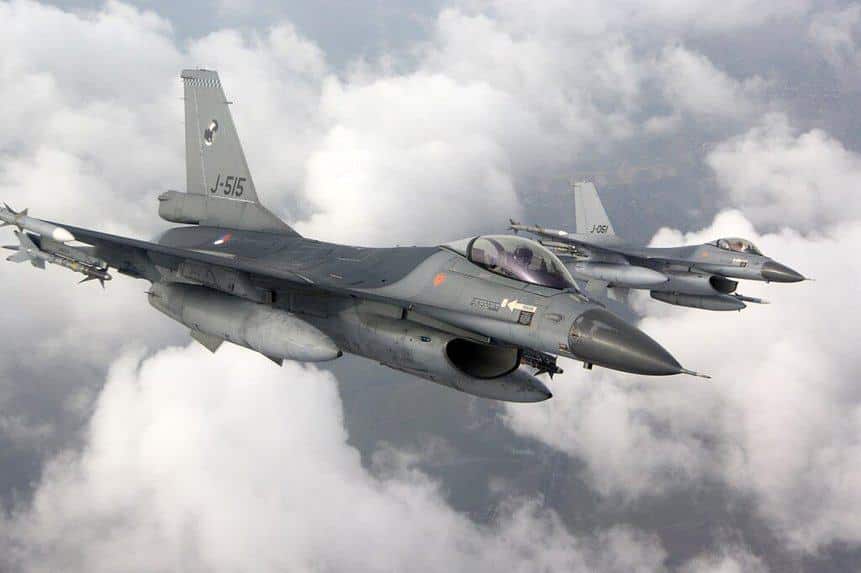 Par de caças F-16 Fighting Falcon da Força Aérea Real da Holanda. Foto: Ministério da Defesa Holandês.