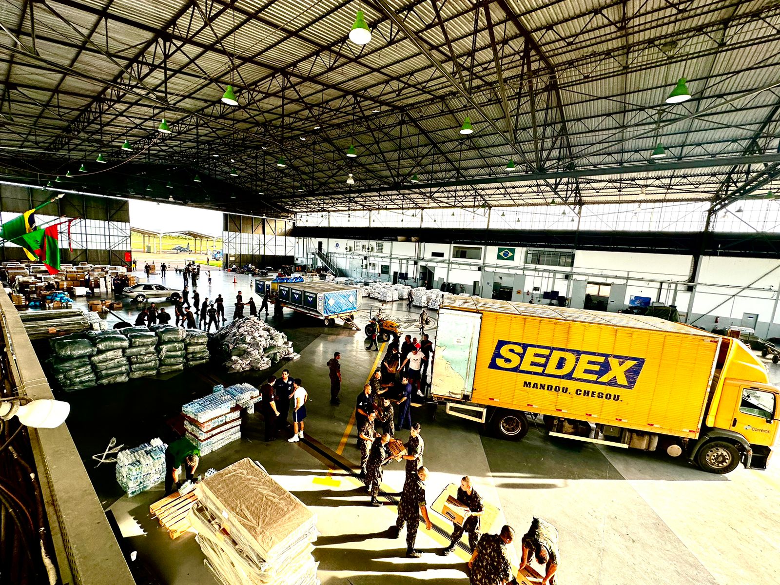 Hangar do Esquadrão Pampa virou centro logístico em meio às enchentes no Rio Grande do Sul. Foto: FAB.