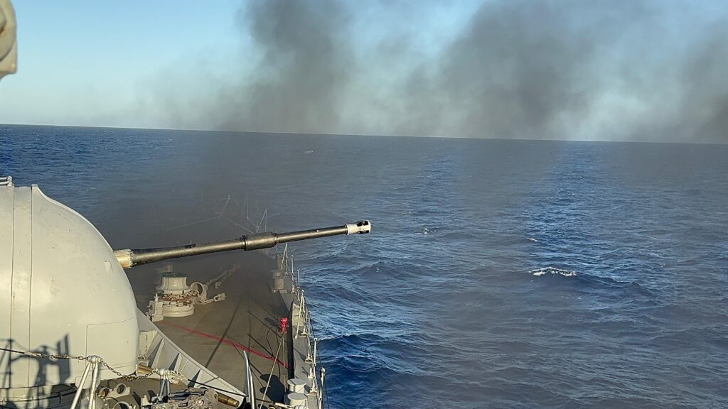 A bordo da Fragata “Defensora”, são conduzidos disparos com o canhão de 4.5 polegadas. Foto: MB/Divulgação.
