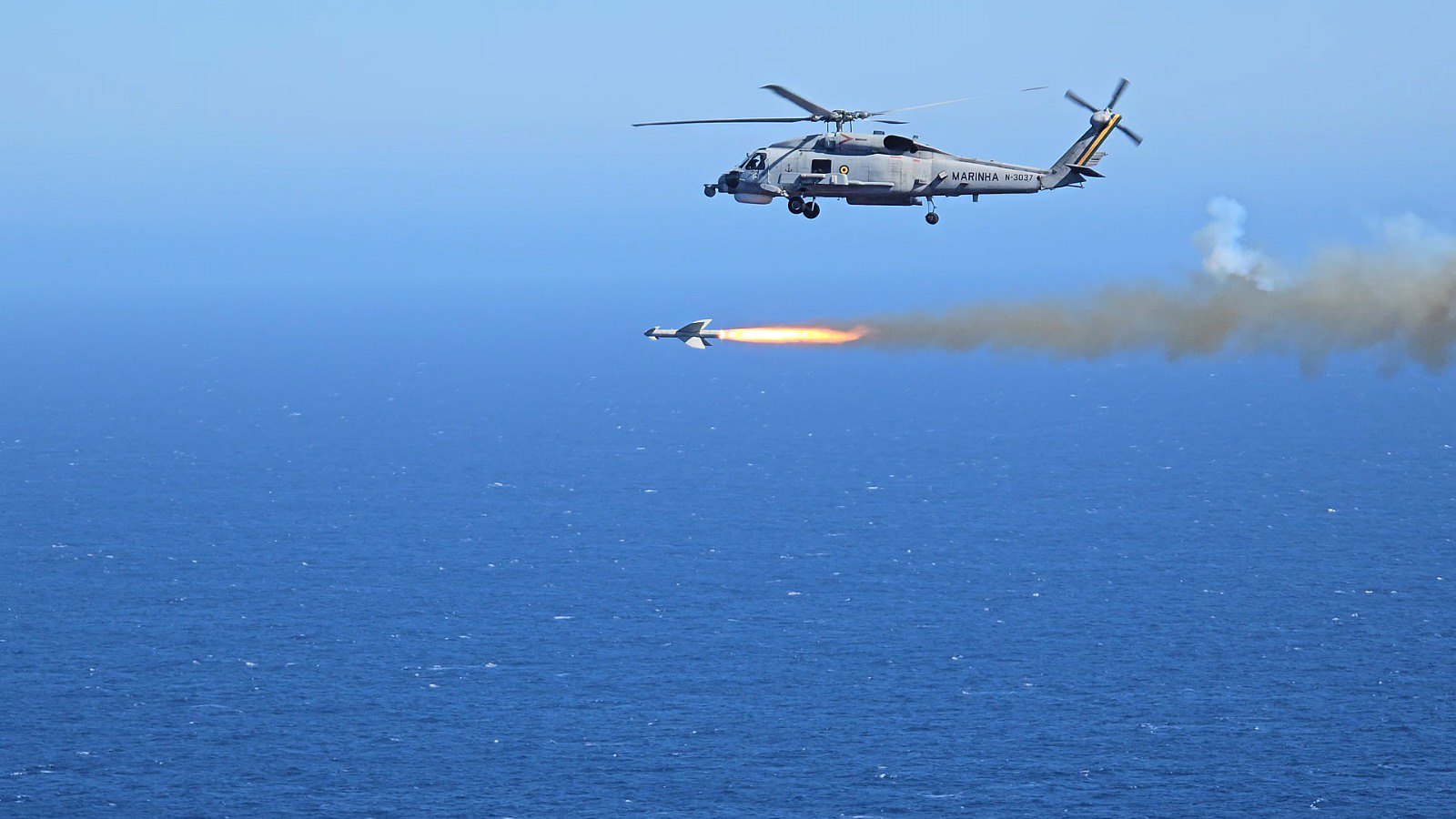 Helicópteros SH-16 Seahawk lançaram mísseis AGM-119 Penguin durante exercício da Marinha no Rio de Janeiro. Foto: MB/Divulgação.