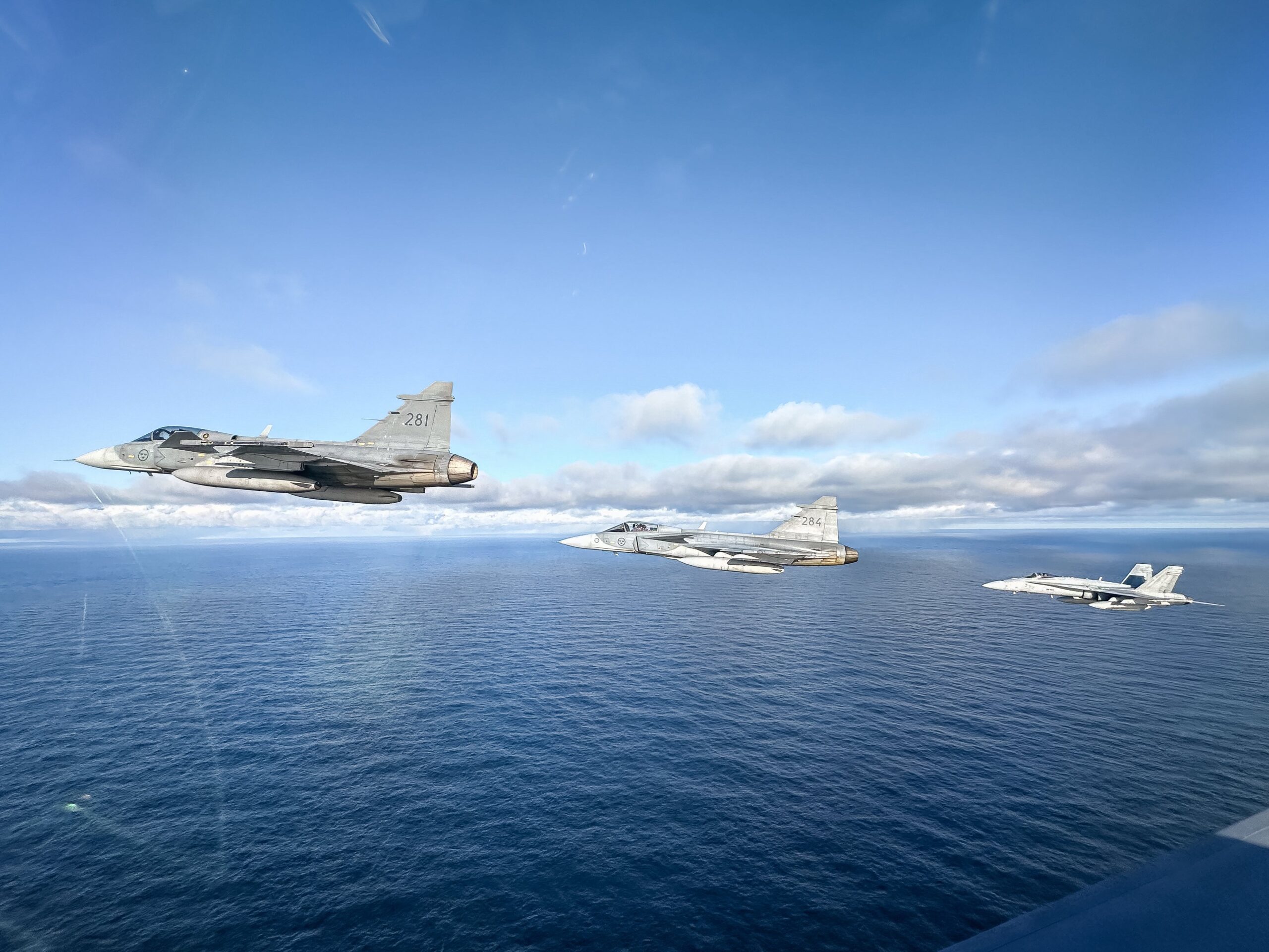 Caças JAS-39 Gripen da Suécia e F/A-18 Hornet da Finlândia durante exercício da OTAN. Foto: Divulgação.