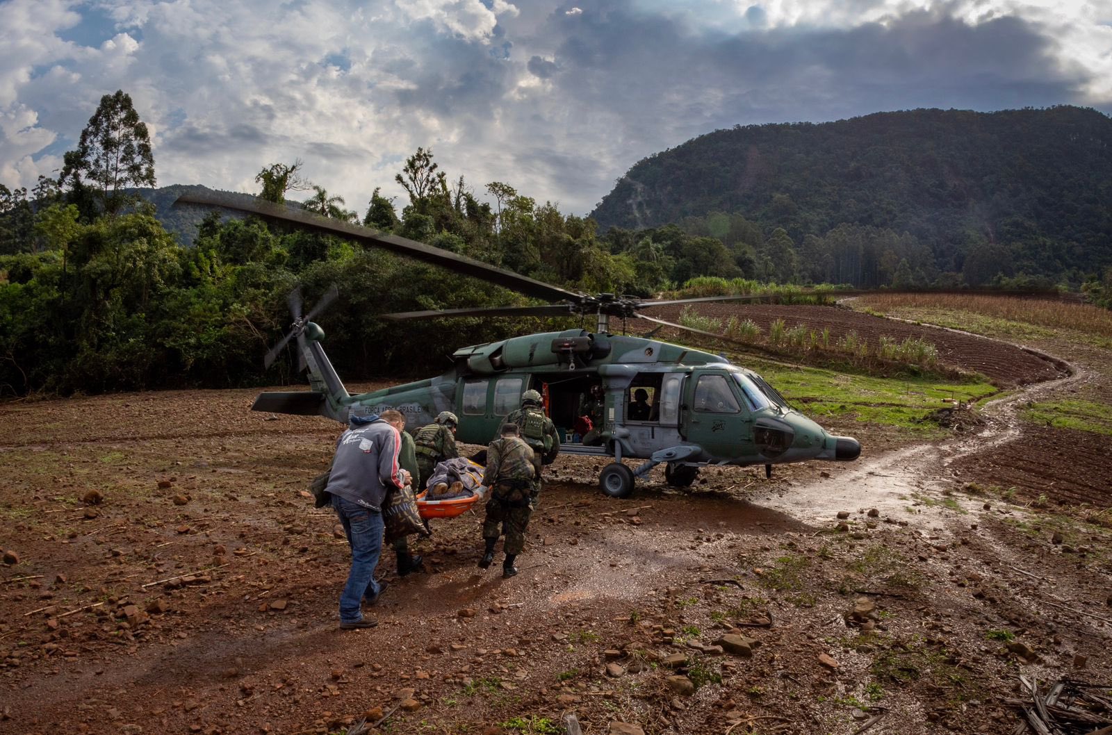 Helicópteros Black Hawk decolou de Canoas para resgatar paciente ilhada em Agudo, interior do RS. Foto: Divulgação.