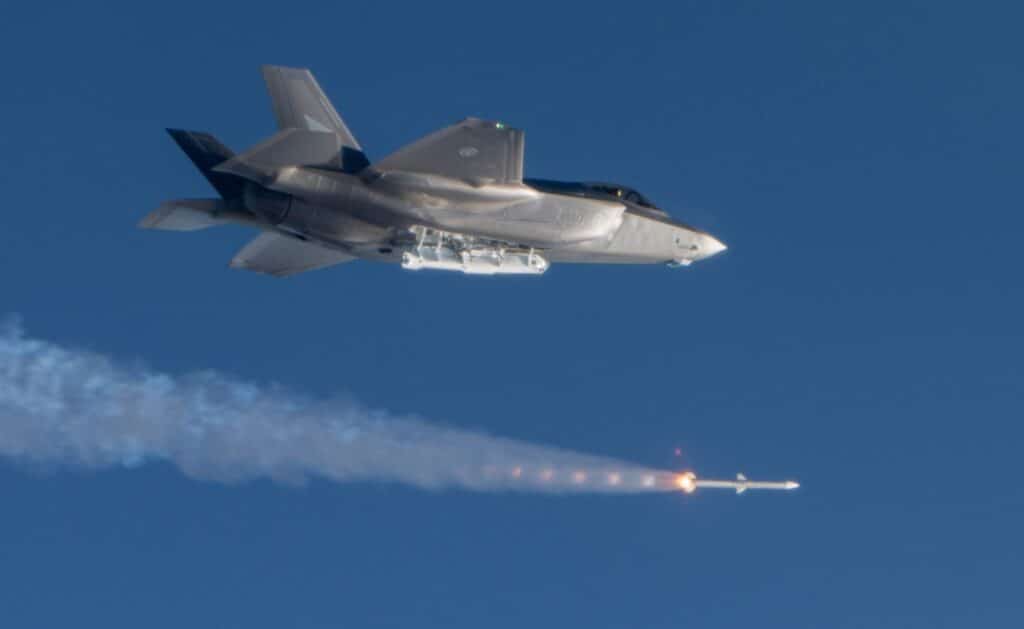 F-35A da Noruega disparando um míssil ar-ar AIM-120 AMRAAM.