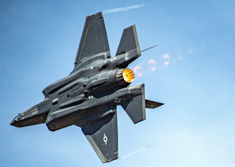 Segundo Diretor de Operações, Lockheed Martin entregou o milésimo caça F-35. Na imagem, um F-35A da Força Aérea Americana. Foto: Tech. Sgt. Nicolas Myers.
