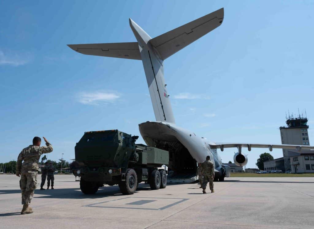 Militares do Exército Americano e da Força Aérea Portuguesa embarcaram o sistema HIMARS no Embraer KC-390. Treinamento reforçou capacidades de interoperabilidade da OTAN. Foto: Força Aérea dos EUA.