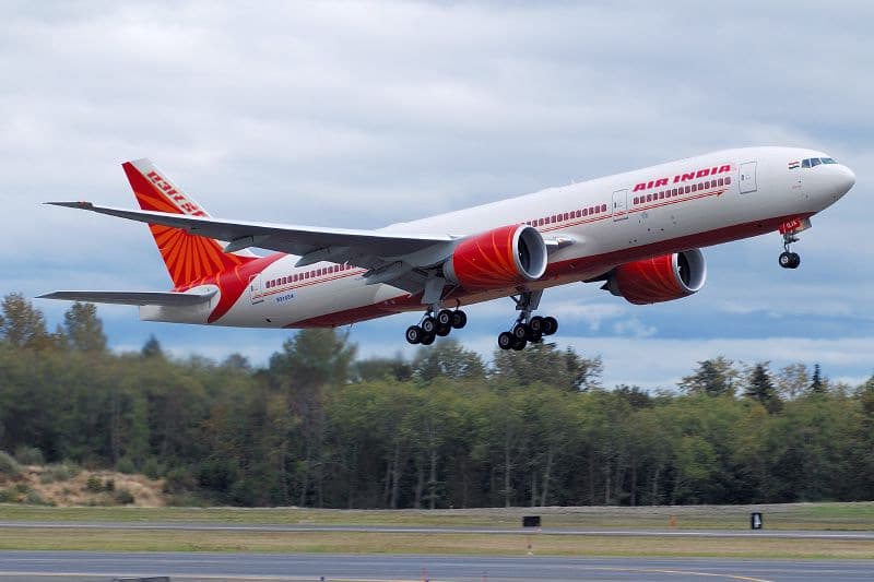 Boeing 777-200LR da Air India sofre desvio para a Rússia após suspeita de incêndio no porão de carga