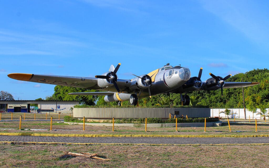 B-17 preservado em frente à Base Aérea do Recife. FAB vai desativar a base de 83 anos. Foto: Alexandro Dias via Wikimedia.