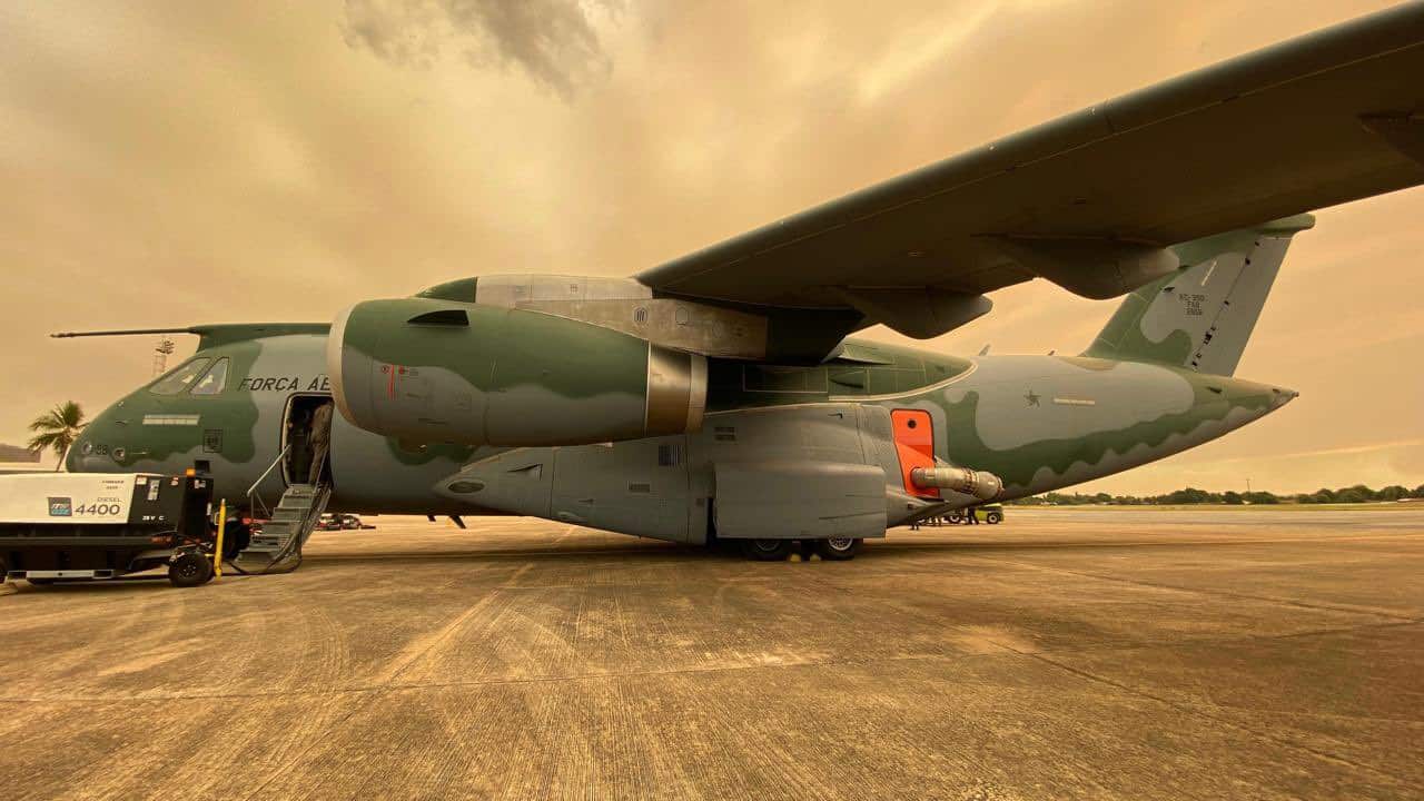 KC-390 da FAB já acumula mais de 27 horas de voo e 200 mil litros de água lançados durante combate aos incêndios no Pantanal. FAB/Divulgação.