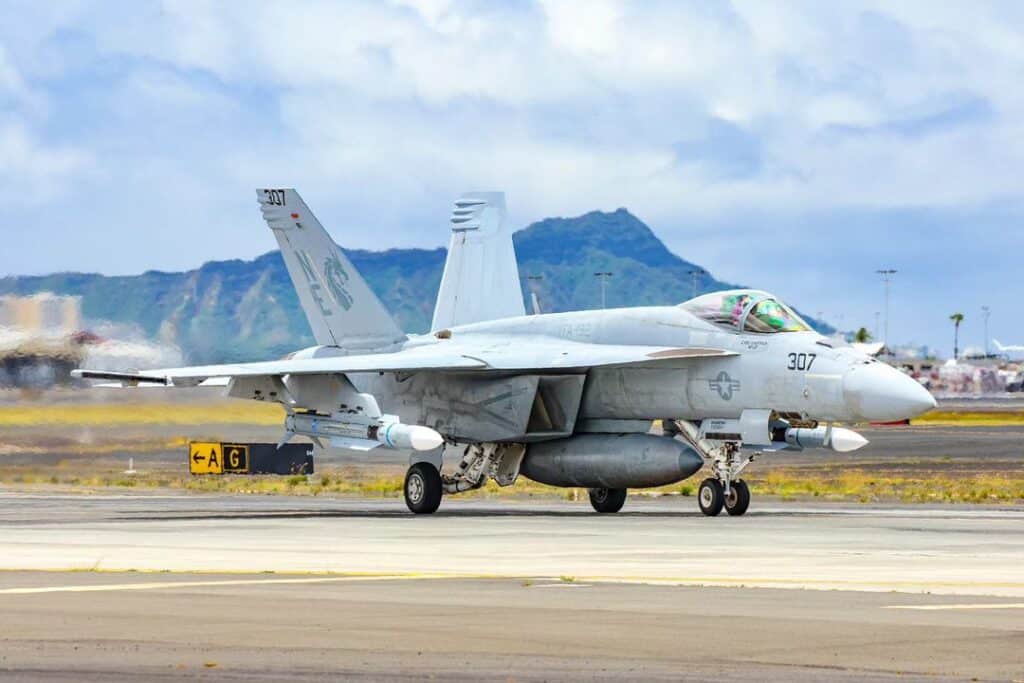 New XAIM-174B missile, an air-to-air version of the naval SM-6, was spotted on the wing of an F/A-18 Super Hornet fighter during the RIMPAC exercise. Photo: @aeros808
