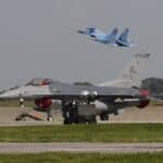 F-16 dos EUA na Base Aérea de Mirgorod, Ucrânia, durante um exercício em 2011. Ao fundo, um caça Sukhoi Su-27 ucraniano decola. Foto: Alabama ANG.