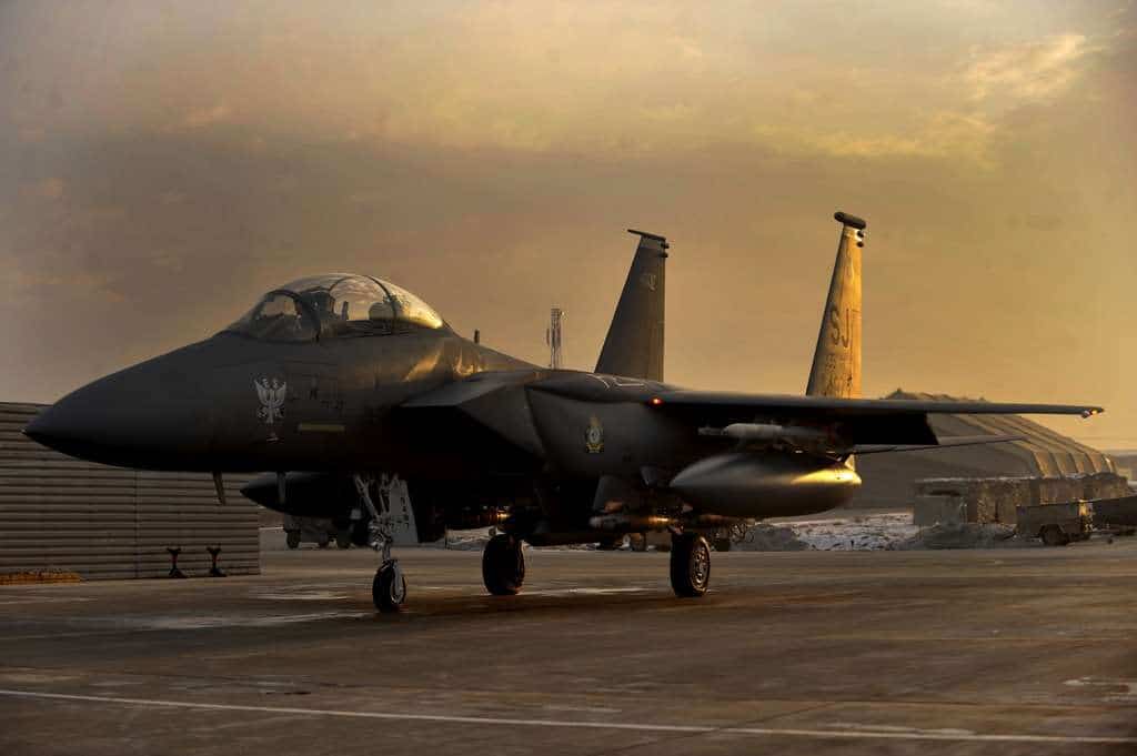 Caça F-15E 'Lucky' da Força Aérea Americana atinge marca de 15.000 horas de voo